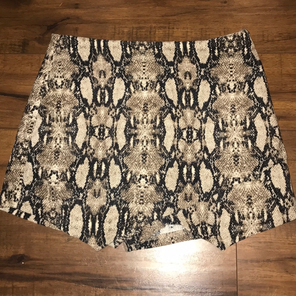 SKORT- Snake Skin.
